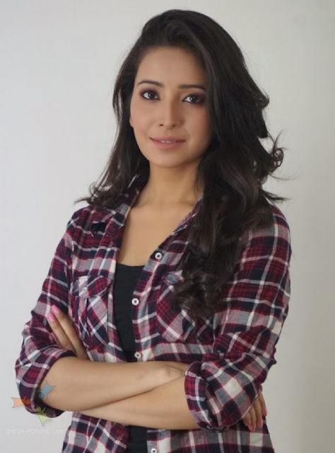 Asha Negi HD Wallpaper