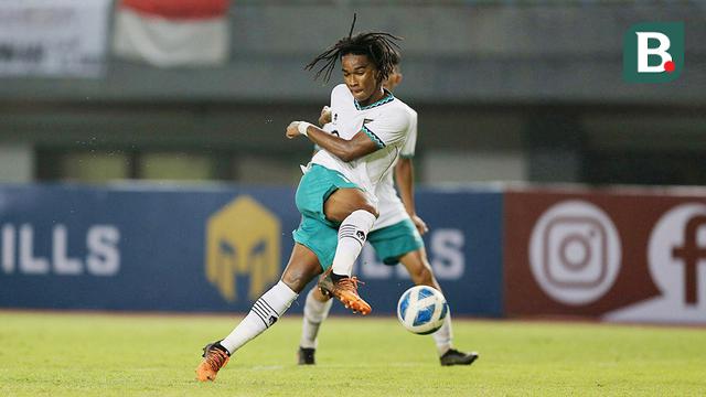 Pemain Timnas Indonesia U-19, Ronaldo Joybera R Junior Kwateh menendang bola ke gawang Timnas Vietnam U-19 saat laga Grup A Piala AFF U-19 2022 di Stadion Patriot Candrabhaga, Bekasi, Jawa Barat, Sabtu