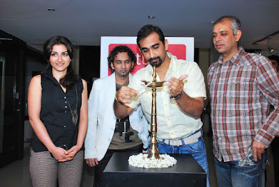 Soha Ali Khan at Shailesh Achrekar's Paintings