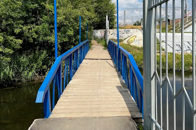 Мытищи, улица Селезнёва, пешеходный мост через реку Яузу