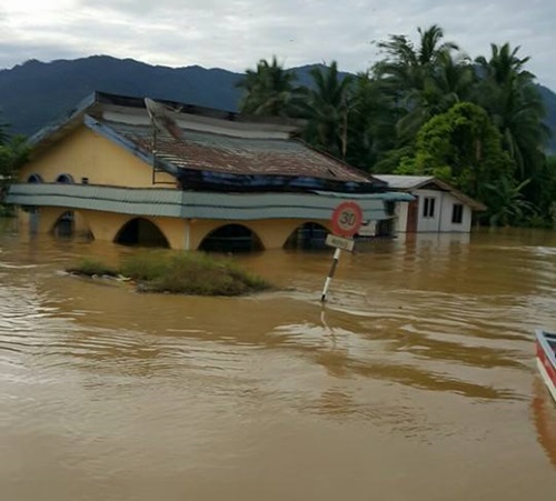 15 gambar banjir besar dan kawasan banjir teruk di sarawak 2016, tonton video banjir besar sarawak 2016, pasca banjir, pembersihan rumah selepas banjir, pusat pemindahan banjir sarawak