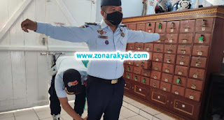 Satopspatnal Rutan Bima Kanwil Kemenkumham NTB Ikut Mengawasi Proses Penggeledahan Pegawai di Pintu Utama