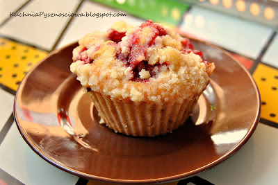 99. Waniliowe muffiny z truskawkami i kruszonką