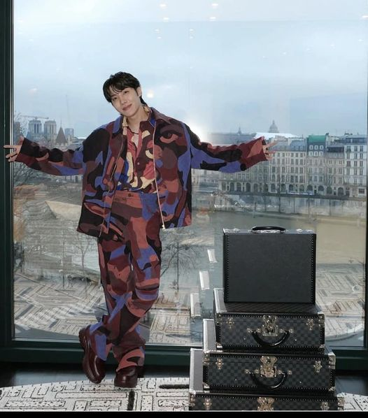 J-Hope de BTS se viste de camuflaje colorido y marca la tendencia en París