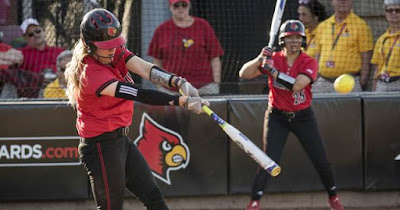 Perlengkapan pemain softball [image by courier-journal.com]