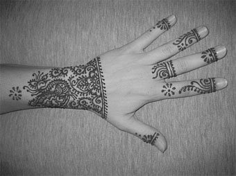https://blogger.googleusercontent.com/img/b/R29vZ2xl/AVvXsEhZmd2UGMu4CQ6QXefHFMQv76eplJlEy471Z7yUbKpwv5v816IZhvkyft6mSRkE8px4cg1O4qBXe1cFMKsNZNbDlOKiyiL9fq0W47QY_09uESGIQFl6Iq8R-IW5kp-8wBGYaIhMFb74E4E/s400/hand+henna+tattoo+indian+style.jpg