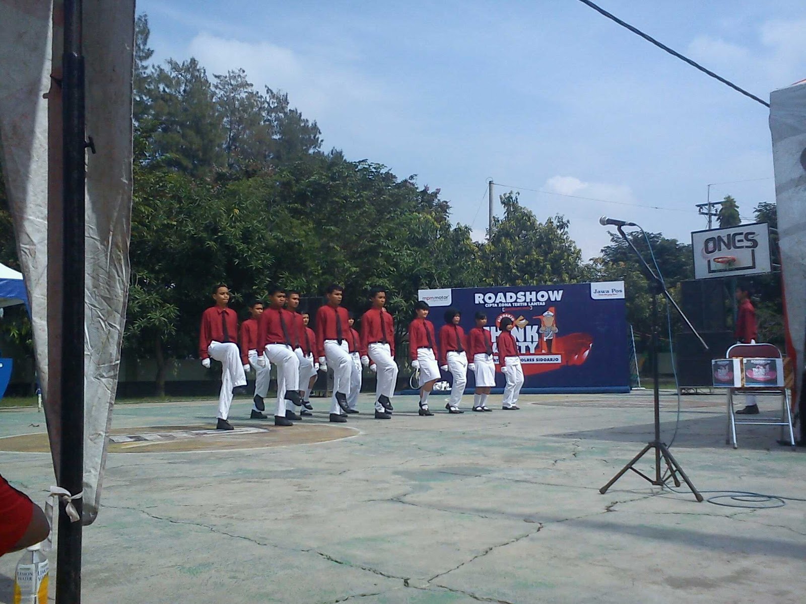 teteteteteteteereretererte akhirnya lanjut Yel Yel lagi ditengah mendung IA 1 IA 7 dan akhirnya kelas kami tampil Untungnya sajaaa hujan berpihak