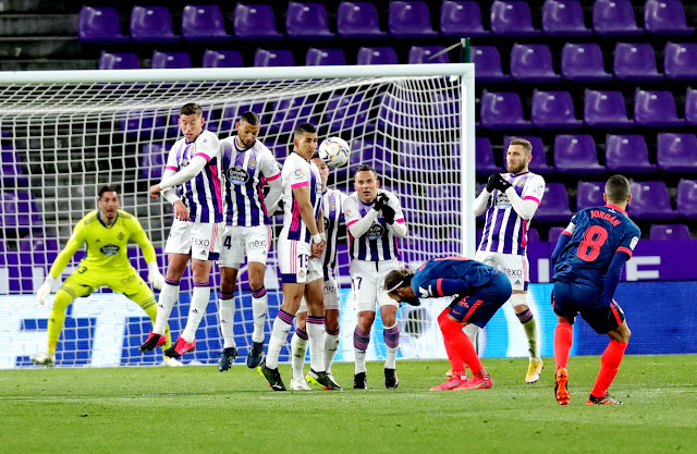 Falta lanzada sin consecuencias por Joan Jordán.  REAL VALLADOLID C. F. 1 SEVILLA F. C. 1. 20/03/2021. Campeonato de Liga de 1ª División, jornada 28. Valladolid, estadio José Zorrilla. GOLES: 1-0. 44’, Orellana, de penalti. 1-1: 90+4’, Bono.