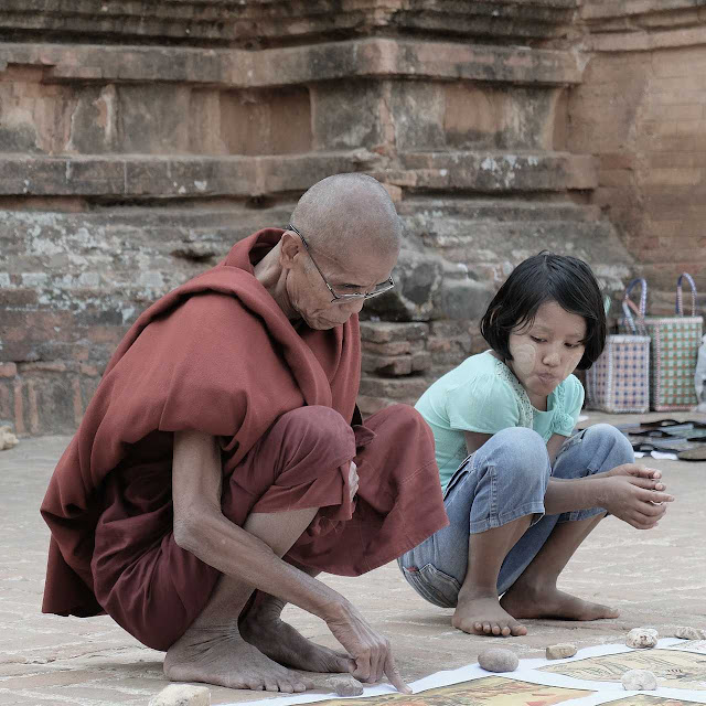  Hal Apa Saja Yang Menjadikan Perbedaan Budaya Pada Masyarakat Indonesia?   Curahan Online.Indonesia adalah negara kesatuan yang terdiri dari beribu-ribu pulau.Mulai Dari Sabang Sampai Merauke Indonesia juga memiliki keragaman budaya atau “cultural diversity” adalah keniscayaan yang ada di bumi Indonesia.Keragaman budaya di Indonesia adalah sesuatu yang tidak dapat dipungkiri keberadaannya.    Carnival budaya    Dalam konteks pemahaman masyarakat majemuk, selain kebudayaan kelompok sukubangsa, masyarakat Indonesia juga terdiri dari berbagai kebudayaan daerah bersifat kewilayahan yang merupakan pertemuan dari berbagai kebudayaan kelompok suku,bangsa yang ada didaerah tersebut.    Berikut ini ada 12 penyebab yang menjadikan perbedaan budaya pada masyarakat indonesia. berikut ulasanya :    1.Adat Istiadat   Perbedaan Adat-istiadat    Faktor adat istiadat adalah nilai tidak bersifat universal artinya tidak untuk setiap masyarakat/kelompok menerima nilai tersebut, sehingga nilai antara suatu daerah dengan daerah lainya berbeda-beda.Contoh: adat istiadat masyarakat Batak dengan masyarakat Sunda tengah berbeda.begitu juga dengan suku suku lainya di indonesia sehingga menjadikan perbedaan budaya pada masyarakat indonesia.    2.Agama   Masjid    Faktor agama adalah faktor yang paling mempengaruhi norma dan nilai , karena di setiap agama berbeda pantangan dan ibadah nya.  Masuknya agama dapat memengaruhi perkembangan budaya pada suku-suku bangsa tertentu. Hal ini menyebabkan terjadinya perbedaan-perbedaan pada budaya suku bangsa.  Bangsa Indonesia pada zaman dahulu sudah mengenal kepercayaan yang berupa animisme dan dinamisme sebelum masuknya agama ke Indonesia. Perkembangan lebih lanjut ada sebagian dari masyarakat yang mencampuradukkan antara kepercayaan lokal dengan agama.  Contoh singkat : di agama islam alkohol dan daging babi itu HARAM tetapi di agama lain ada juga yang tidak di haram kan.    3.Lingkungan Tempat Tinggal   Villa    Indonesia terletak pada wilayah yang strategis dalam persimpangan lalu lintas dunia. Letak Indonesia secara geografis adalah antara dua benua, yaitu benua Asia dan Australia serta antara dua samudra, yaitu Samudra Pasifik dan Hindia.  Karakteristik dari posisi Indonesia tersebut menjadikan Indonesia sebagai negara terbuka. Artinya, negara Indonesia sangat mudah untuk mengadakan kontak budaya dengan bangsa asing melalui jalur pelayaran dunia.  Faktor lingkungan adalah  berperan dalam pembedaan nilai dan norma setiap daerah / tempat masing.    4.Faktor Cuaca / Iklim   Cuaca Hujan    Berdasarkan pembagian iklim matahari, iklim atau cuaca  di Indonesia secara umum adalah berupa iklim tropis yang panas. Iklim yang ada di suatu daerah dapat berbeda dengan daerah lain, hal ini dinamakan dengan iklim setempat. Faktor iklim setempat dapat menyebabkan perbedaan tata cara hidup masyarakat. Hal ini memengaruhi pula pola perilaku masyarakatnya.    5.Suku   Anak laki-laki    Suku-Suku di Indonesia bermacam-macam ada suku Sunda, Jawa , Minang dan lain-lain.setiap suku memiliki suatu nilai dan norma yang berbeda-beda, Contohnya Jika di Jawa Barat di dalam Suatu pernikahaan Itu yang melamar adalah laki-Laki, Teapi di Sumatra barat yang melamar Itu adalah Perempuan.    6.Tradisi /Kebiasaan   Tradisi    Faktor Tradisi /Kebiasaan adalah penyebab yang menjadika perbedaan budaya  di indonesia karena di  pengaruhi oleh sering tidak nya orang itu melaksanakan suatu pekerjaan.  Faktor budaya adalah budaya di dlam suatu masyarakat/kelompok berbeda-beda, begitu pun juga norma dan nilai di dalam suatu masyarakat berbeda-beda, jadi hubungan antara buda dan nilai yaitu suatu norna di dalam suatu masyarakat memiliki perbedaan masing-masing.  Contoh : orang yang berada di pesantren sudah terbiasa membaca Al- Quran dan salat, tetapi orang yang berada di Jalan luar belum tentu terbiasa salat dan membaca AL-Quran.    7.Sejarah  dan  Letak Geografis   Lokasi peta wilayah    Dalam sejarah, dinyatakan bahwa bangsa Indonesia merupakan bangsa imigran yang datang dari daerah Yunan Selatan (Indocina). Pada waktu itu bangsa Yunan Selatan sudah mulai berkembang dengan membawa kebudayaannya masuk ke Indonesia. Masuknya bangsa Yunan Selatan ke Indonesia terjadi secara bergelombang.    8.Pengaruh Dari Luar   Kebiasaan bertani    Pengaruh dari luar : pengaruh dari luar ini tidak terbatas. Misalnya bagi daerah Jawa Tengah, lalu terpengaruh oleh Jawa Timur. Bagi Jawa Tengah, Jawa Timur itu termasuk pengaruh dari luar. Namun, pengaruh dari luar ini juga termasuk pengaruh dari bangsa asing yang dulu memang pernah menjajah Indonesia. Misalnya di Indonesia bagian timur banyak yang menganut agama kristen, sedangkan di bagian barat banyak yang menganut agama islam karena terpengaruh Turki, dll.    9.Turunan Nenek Moyang   Nenek dan cucu    Turunan nenek moyang : turunan dari nenek moyang ini, atau bisa katakan semacam tradisi yang diturunkan kepada setiap anggota keluarganya. Misalnya bahasa Jawa yang berbeda-beda, walaupun namanya itu sama-sama bahasa Jawa. Hal ini dikarenakan keturunan dari nenek moyang kita yang terdahulu. Mereka berkomunikasi dengan menggunakan bahasa-bahasa tersebut sehingga dari generasi ke generasi bahasa yang digunakan berbeda-beda, walaupun biasanya tingkat kekentalan berbahasa daerah itu semakin berkurang.    10.Mobilisasi   Perpindahan Mobil di jalan    Mobilisasi : mobilisasi ini dapat menciptakan budaya baru. Misalnya ada orang Jawa yang tinggal di Palembang. Sehingga apa yang ada disuku Jawa orang tersebut di gabungkan dengan apa yang ada di Palembang, sehingga terbentuk budaya baru (terjadi akulturasi).    11.Jarak Lingkungan   Peta perbedaan Jarak    Jarak dan Lingkungan : ketika terjadi jarak dan lingkungan yang berbeda maka juga terjadi perbedaan budaya. Misalnya budaya didaerah Sumatera Utara berbeda dengan budaya di daerah Jawa Timur. Bahkan hal ini juga bisa terjadi didalam satu rumah, misalnya kebiasaan si adik dan si kakak dikamar mereka masing-masing.  12.Kepercayaan  Orang Kristen berdoa  Kepercayaan : kepercayaan juga mempengaruhi kebudayaan. Misalnya di daerah Bali kebanyakan menganut agama Hindu, sedangkan di Medan banyak yang menganut agama kristen. Ritual-ritual dan upacara agama yang dilakukan disetiap daerah tersebut berbeda-beda, dan hal ini karena dipengaruhi oleh perbedaan kepercayaan.    Ada juga yang disebut dengan daerah kebudayaan yaitu penggabungan atau penggolongan dari suku-suku bangsa yang beragam kebudayaannya, tetapi mempunyai beberapa unsur dan ciri mencolokyang serupa. Penggolongan beberapa kebudayaan dalam suatu daerah kebudayaan dilakukan berdasarkan atas persamaan ciri-ciri yang mencolok.     Tidak hanya dari ciri-ciri fisik (misalnya alat-alat berburu, alat-alat bertani, senjata), tetapi juga unsur-unsur kebudayaan yang lebih abstrak dari sistem sosial atau sistem budaya (misalnya unsur-unsur organisasi kemasyarakatan, sistem perekonomian, upacara-upacara keagamaan, ataupun adat istiadat).    Kebudayaan memang beraneka ragam, tetapi perbedaan itulah yang membuat kebudayaan itu menjadi unik dan khas. Kebudayaan yang sekarang masih ada ini, harus dapat kita lestarikan bersama agar dapat tetap terus ada dan tidak hilang.     itulah 12 Penyebab Yang Menjadikan Perbedaan Budaya Pada Masyarakat Indonesia.    Kesimpula:   Apa pun yang Membedakan kita adalah Satu Seperti Bhinneka Tunggal Ika (Berbeda-beda Tetapi Satu)Yaitu Negara Kesatuan Republik Indonesia (NKRI).