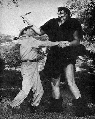 El actor Max Palmer junto a Johny Weissmuller en la película Killer Ape