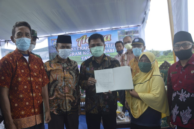 Bupati Lombok Barat Serahkan Sertifikat POKT Untuk Warga Desa Jembatan Kembar