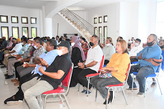 Suasana rapat koordinasi Wali Kota Tual Adam Rahayaan bersama para pemimpin wilayah pemerintahan dalam lingkup Kota Tual di Pendopo Yarler, Jumat 02/04/2021). Foto: Prokopim Tual