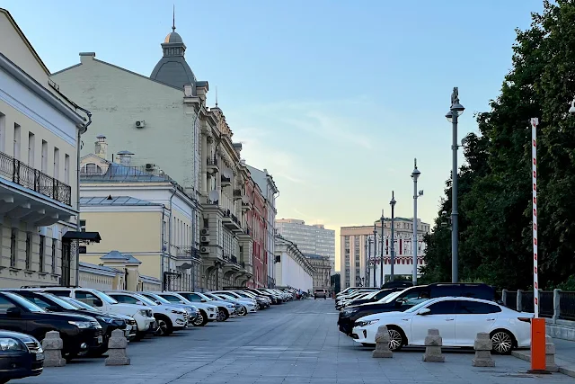 Манежная улица