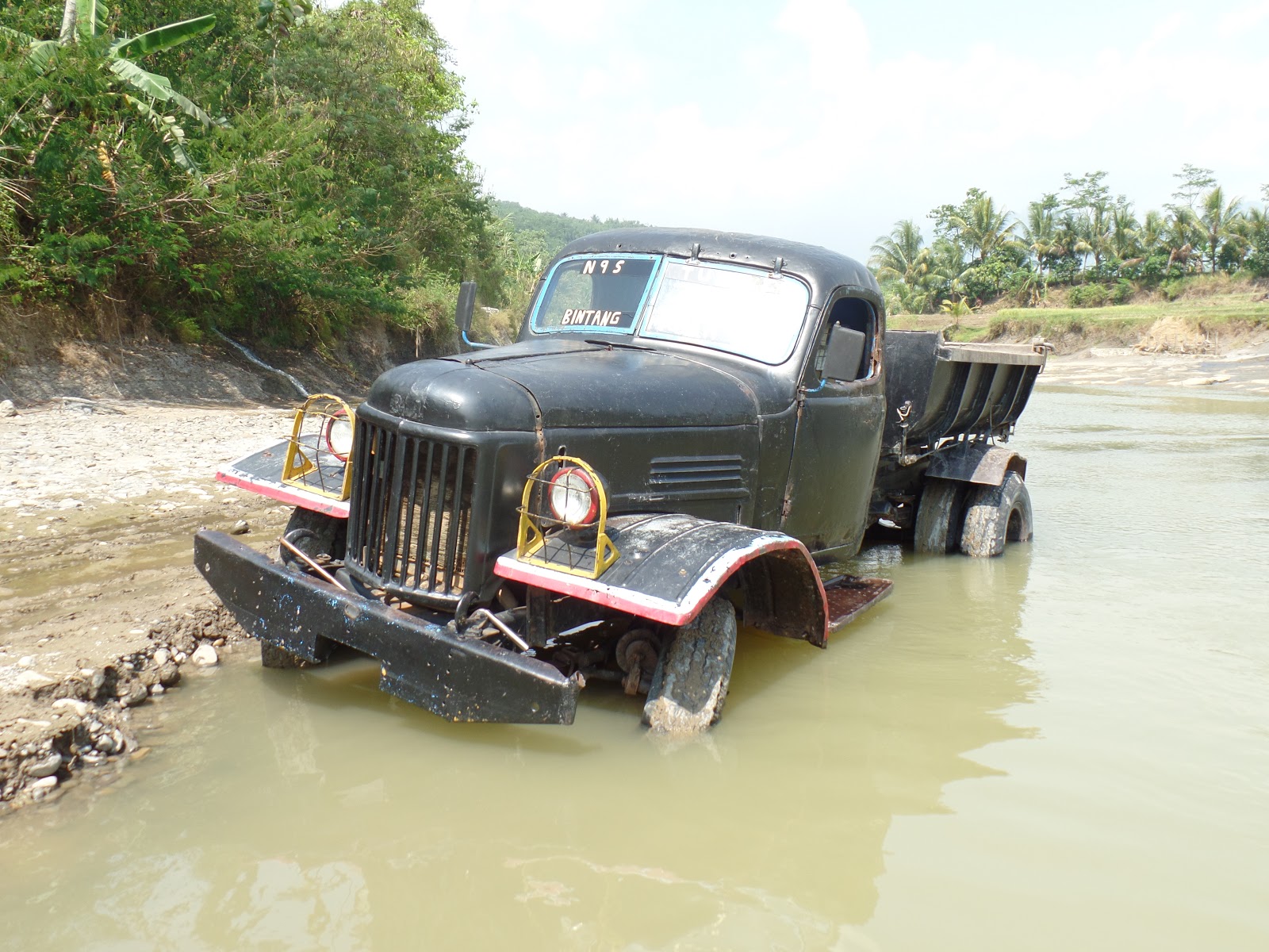 Truck ZIL Di Sukanegara Jonggol Jawa Barat