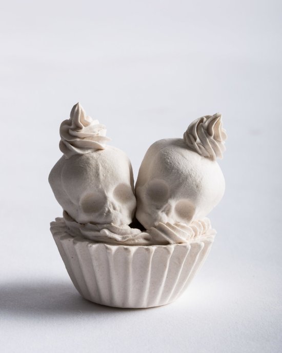 Jacqueline Tse esculturas porcelanas brancas morte por açúcar death by sugar doces macabros