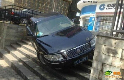 Foto Gambar Cara Parkir Mobil Super Hebat Susah Ditiru Pasti Ditangkap Polisi Car Parking Super Cool Picture