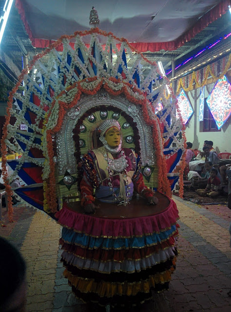 Jumadi Bhuta with elaborate make-up and costume