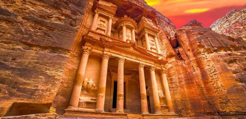 Característica Petra Jordania, significado griego, mapa, que significa, historia, maravilla del mundo, por dentro, donde está, quien descubrió, fachada