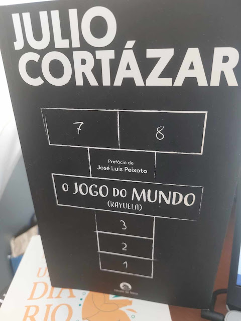 Um mergulho labiríntico no fascinante universo literário de Julio Cortázar, O Jogo do Mundo oferece ao leitor uma experiência literária única e desafiadora. Com uma prosa envolvente e refinada, o autor argentino cria um jogo narrativo que cativa e intriga, levando o leitor por caminhos surpreendentes e labirínticos. Nesta edição cuidadosamente editada pela Cavalo de Ferro em Portugal, a capa exibe elementos simbólicos que representam a dualidade presente na obra, convidando o leitor a se aventurar nas intricadas tramas de Cortázar, onde realidade e ficção se entrelaçam em um complexo jogo de perspectivas. Uma leitura imperdível para os amantes da literatura e para aqueles que buscam desafiar os limites da narrativa.