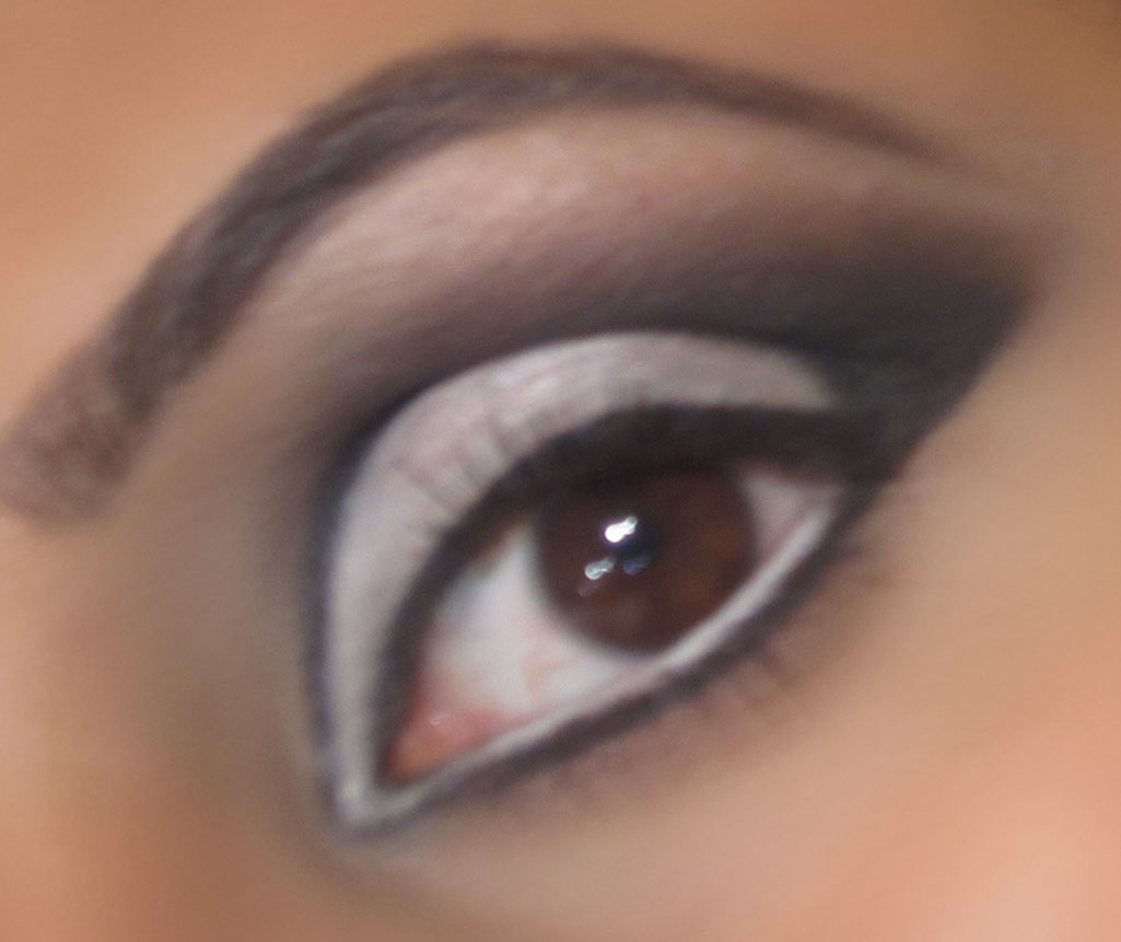 BEAUTY AND THE BLOG Black N White 60s Cut Crease