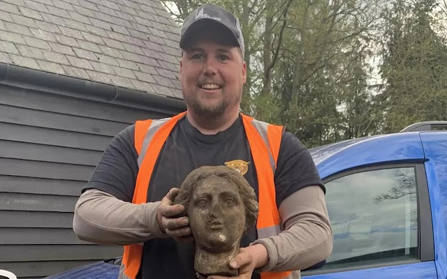 Ο Greg Crawley, με την κεφαλή του αγάλματος που ανακάλυψε. [Credit: Burghley House]