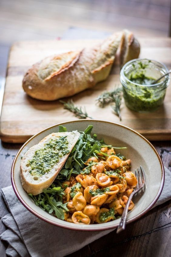 An easy, nutritious dinner in 30 minutes or less? Yes, please! This mushroom and kale pasta is a fast and easy dinner that's packed with flavor.