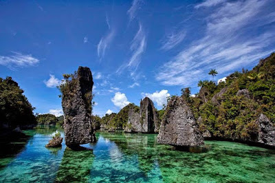 Raja Ampat Pulau Terindah di Papua yang merupakan salah satu tujuan wisata yang paling banyak dikunjungi wisatawan yang terletak di Papua