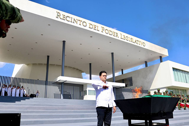 Tras seis años de uso, incineran Lábaro Patrio del Congreso del Estado