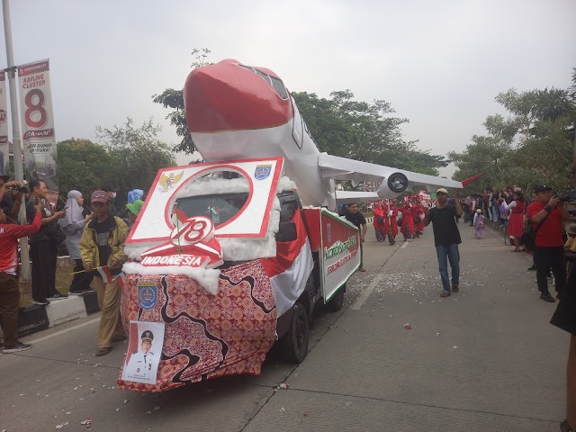 Ribuan Peserta Ramaikan Karnaval Kebangsaan HUT Ke 78 RI. Ada Pesawat Sawangan Air