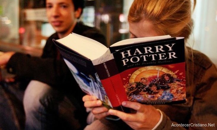 Leyendo libro de Harry Potter 