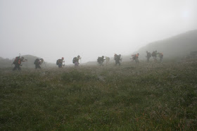 niebla-intensa-trekking-los-carpatos-rumania-enlacima