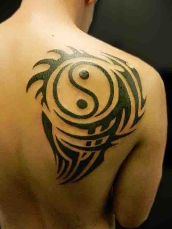 Inspiração Tribal Yin Yang tatuagem. Este estilo de Yin Yang tatuagem parece incrível, especialmente com a inclusão do tribal padrões tornando-o mais interessante para olhar.