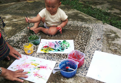 Membuat cat sendiri di rumah, DIY cat cair yang aman untuk anak, bermain finger painting, bermain cat warna, kegiatan preschool, Ella Nurhayati, emak-emak blogger, cat warna yang aman untuk anak, http://kataella.blogspot.com