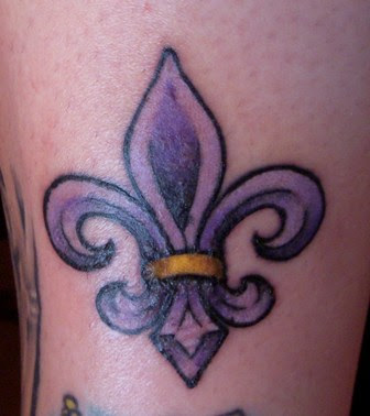 Here is a great close up photo of a lovely Fleur De Lis tattoo 