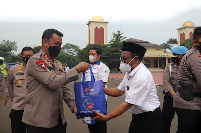 PPKM Level 4, Polda Banten Bagikan Sembako kepada Buruh dan Pekerja