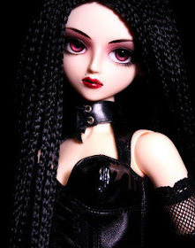 Muñeca gótica con cabello frizado y atuendo negro