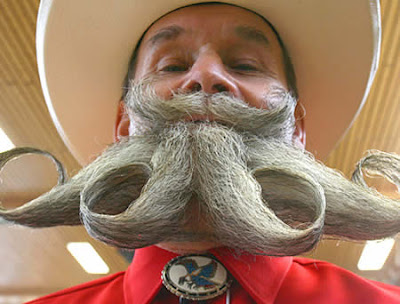 Bigodes e Barbas estranhos