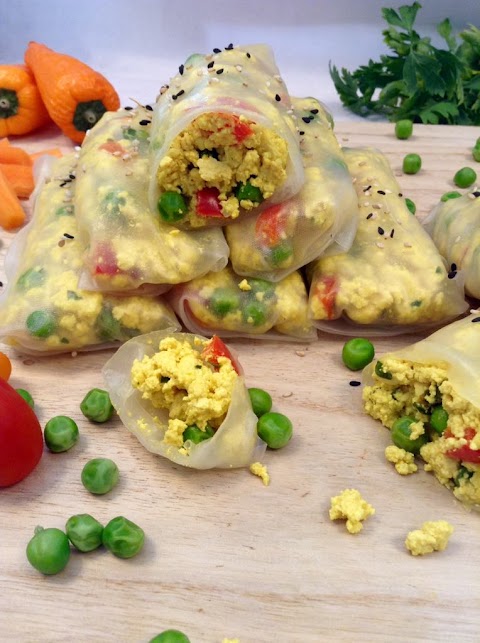 "Ovos mexidos" de tofu enrolados em folha de arroz ("spring roll wraffers") (vegan; low carb)