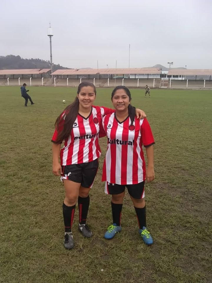 APURE:  Cris Aguilar y Rosa Hernández ambas apureñas aportan a la causa de su equipo de fútbol en Perú.