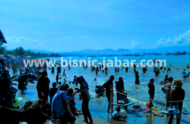 Puluhan Ribu Wisatawan Banjiri Pantai Sukabumi di Libur Lebaran