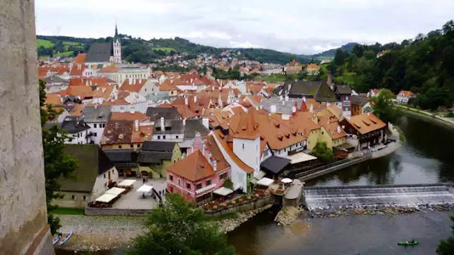 Embalse en el Río Moldava en Cesky Krumlov