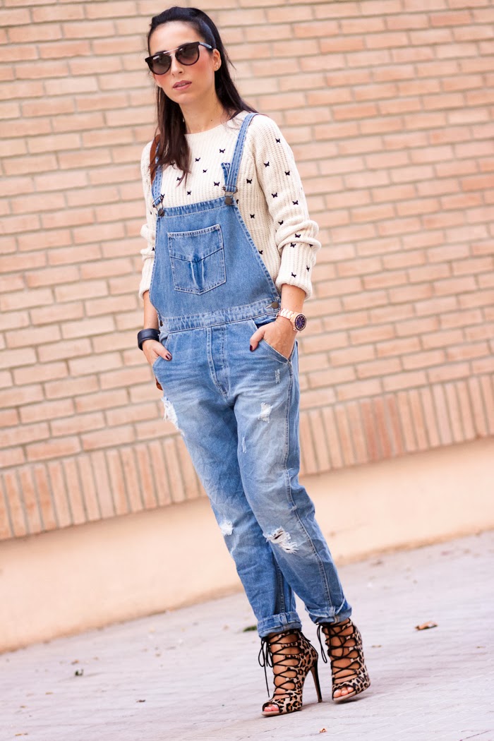 Spanish blogger withorwithoutshoes with a Casual chic outfit with denim dungaree and blue sphere watch by Guess Watches