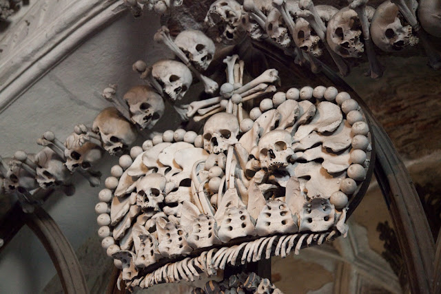 Gereja ini dihiasi puluhan ribu tulang manusia....!!! - http://poerwalaksana.blogspot.com/