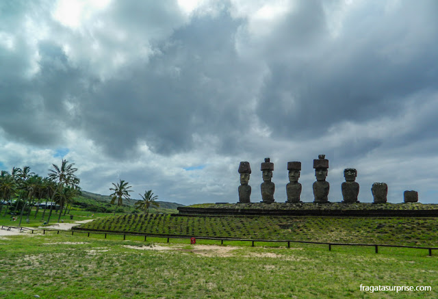 Ahu Nau-Nau, na Praia de Anakena, Ilha de Páscoa