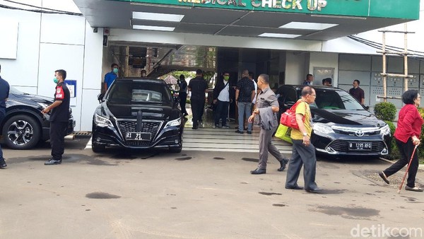 Mobil Berpelat RI-8, RI-71, dan RI-72 Merapat ke RSPAD Gatot Soebroto