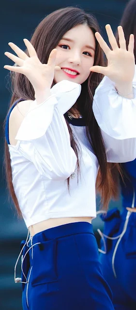 HeeJin first wanted to become a singer when she was in middle school. At one time, both her sisters had similar dreams, but those dreams were ultimately unrealized. HeeJin has stated that one of the reasons she became a singer was to make her sisters’ unfulfilled dreams come true, and has cited her sisters as being her biggest supporters.