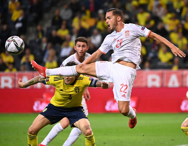 Pablo Sarabia intenta hacerse con el balón en presencia de Victor Lindelof y Laporte. SELECCIÓN DE SUECIA 2 SELECCIÓN DE ESPAÑA 1. 02/09/2021. Copa del Mundo de Catar 2022, fase de clasificación, jornada 4. Solna, Estocolmo, Suecia, Friends Arena. GOLES: 0-1: 5’, Carlos Soler. 1-1: 6’, Isak. 2-1: 57’, Claesson.