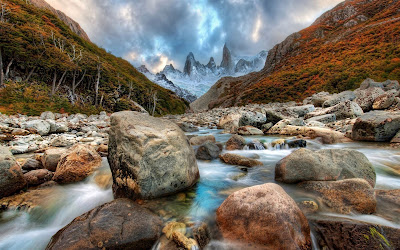 Hermoso rio cruzando por las montañas nevadas