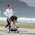 Sophie Charlotte passeia com o filho em calçadão de praia no Rio