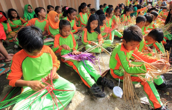 FESTIVAL BAMBU  MENGANGKAT PAMOR GINTANGAN SEBAGAI SENTRA 